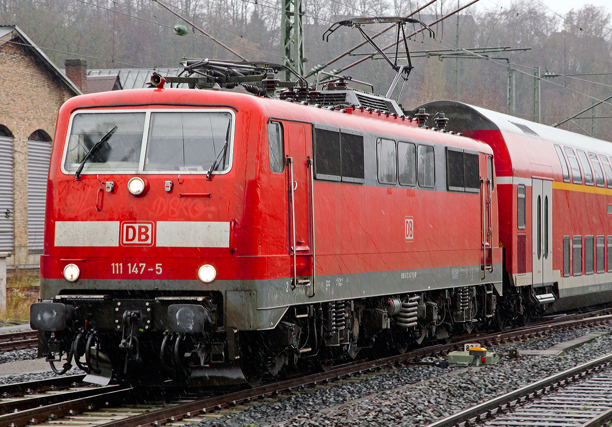 
Bei leichtem Regen fährt die 111 147-5 (91 80 6111 147-5 D-DB) der DB Regio NRW am 03.01.2015 mit dem RE 9 - Rhein Sieg Express (RSX) Aachen - Köln - Siegen in den Bahnhof Betzdorf/Sieg ein.  

Hinweis: Aufgenommen vom Bahnsteig.