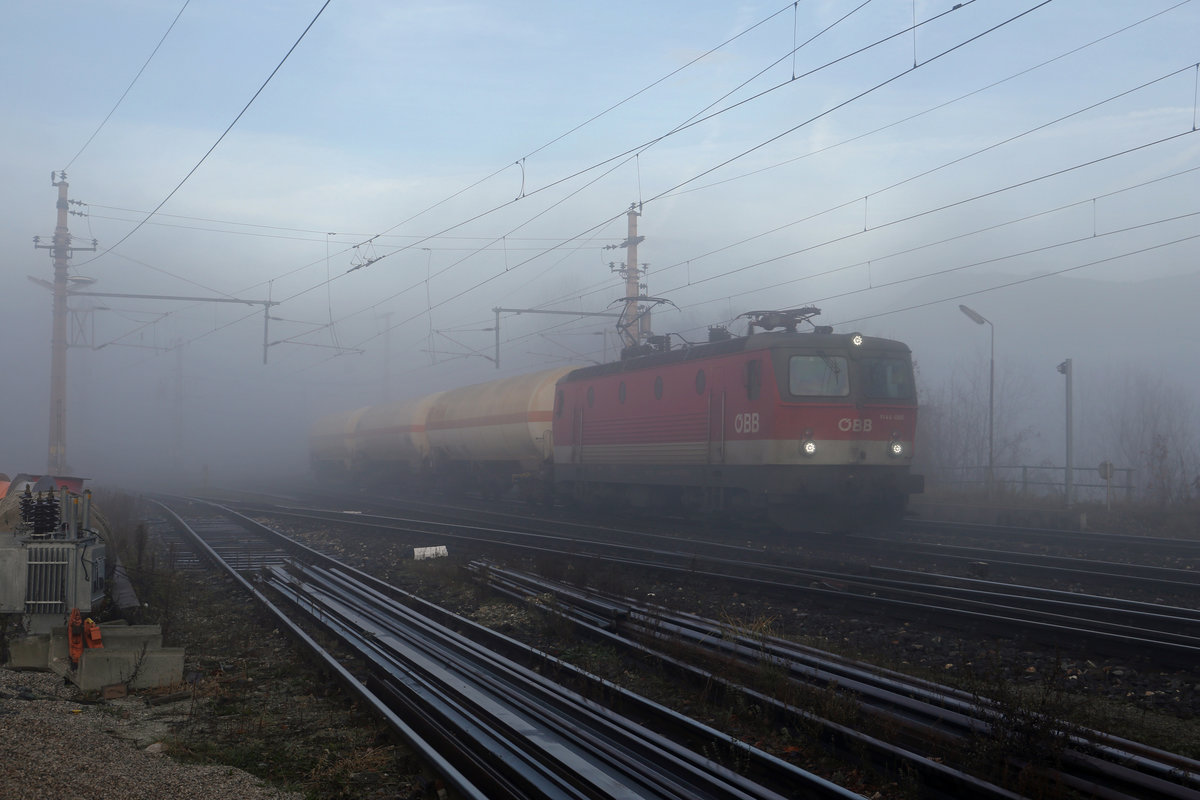 Bei leichter Nebelauflösung durchfährt ein kurzer Kessel-GAG mit 1144.005 den Bhf.Eichberg am 25.11.17