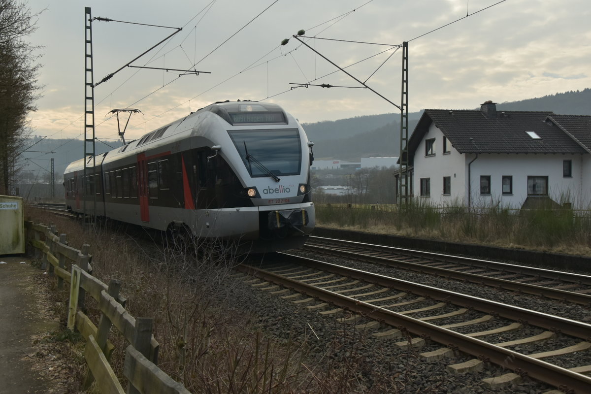Bei Lennhausen fährt der 426 105 von Abellio die Sieg-Strecke hinunter.11.2.2017