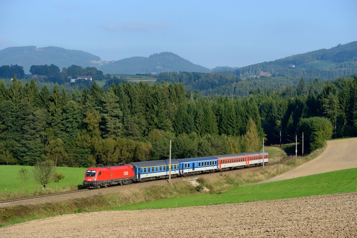 Bei Lest zwischen Kefermarkt und Freistadt im oberösterreichischen Mühlviertel konnte der REX 1542  Anton Bruckner  nach Prag aufgenommen werden, am 04. Oktober 2014 war die 1116.056 Zuglok. Sie bespannte den Zug von Linz bis nach Budweis.
