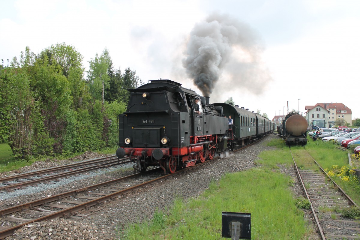 Bei der letzten Abfahrt aus Ebermannstadt am 01.05.2014 zeigt 64 491 noch einmal, dass auch eine kleine Dampflok mit super Auspuffschlägen und Rauchfahne aus dem Bahnhof ausfahren kann. 