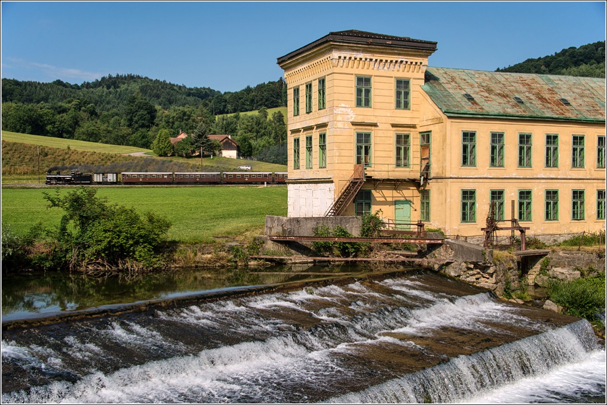 Bei Mainburg befindet sich diese alte Mühle mit Wehranlage. Mh6 mit dem monatlichen Dampfzug auf dem Weg nach Mariazell, 12.7.2015.