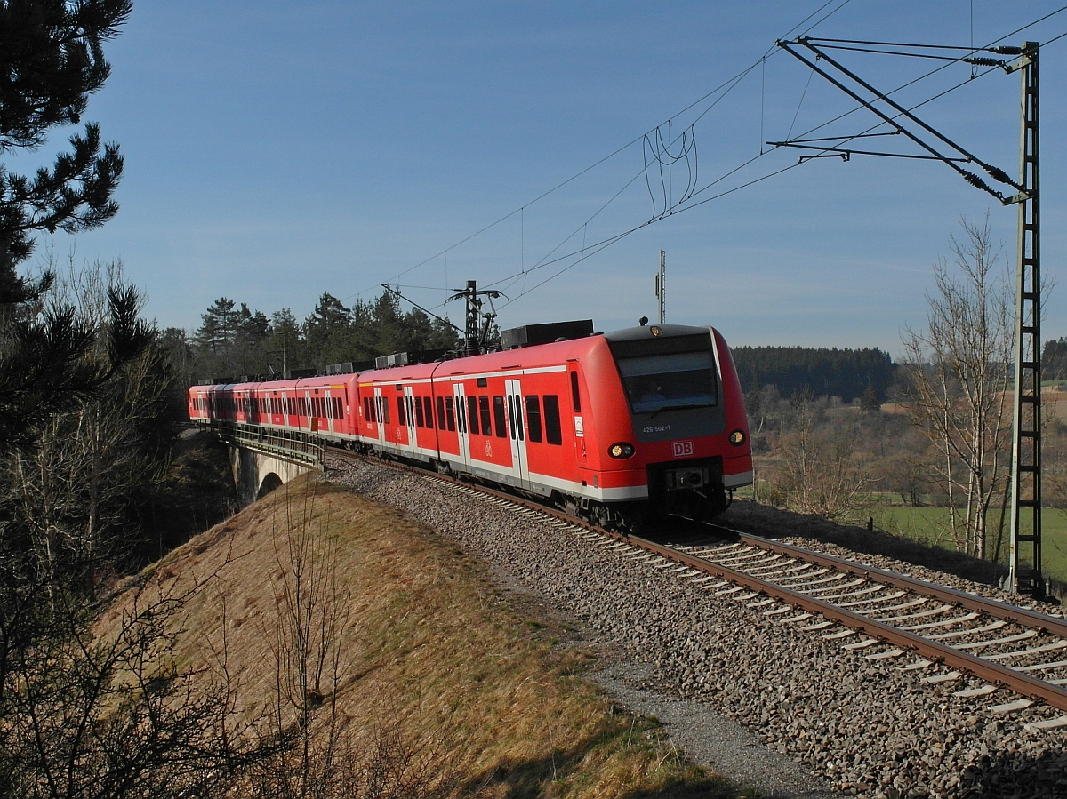 Bei Möhringen befindet sich 426 502-1 als RE 19040 von Singen kommend auf der Fahrt nach Stuttgart (10.04.2015).
