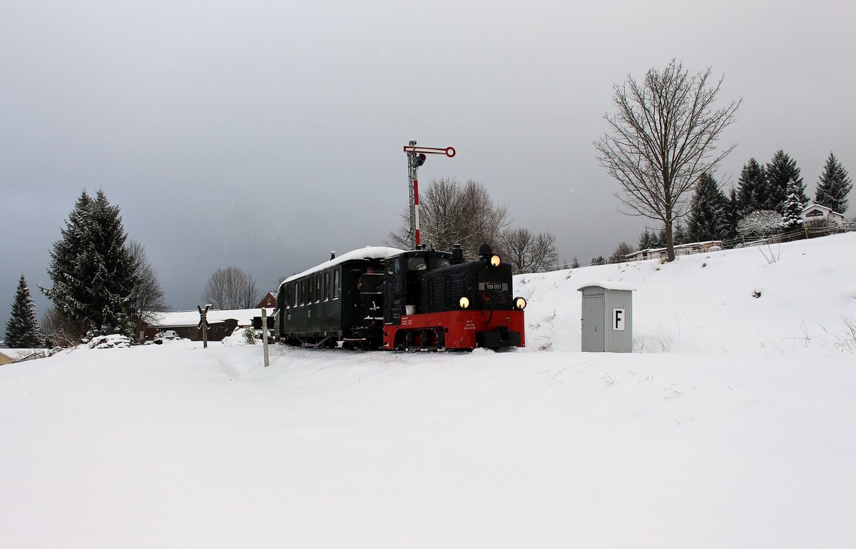 Bei der Museumsbahn Schönheide waren am 17.12.17 Dieselfahrten mit 199 051. Hier ist der Zug bei seiner ersten Fahrt nach Stützengrün in der Ausfahrt in Schönheide Mitte zu sehen.