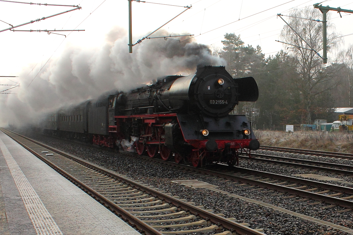 Bei neblig, kaltem Dezemberwetter fährt die 03 2155-4 mit dem historischen Schnellzug der DLB zum Weihnachtsmarkt nach Rheinsberg (Mark).
Hier bei der Fahrt am 04.12.2016 durch Nassenheide.
