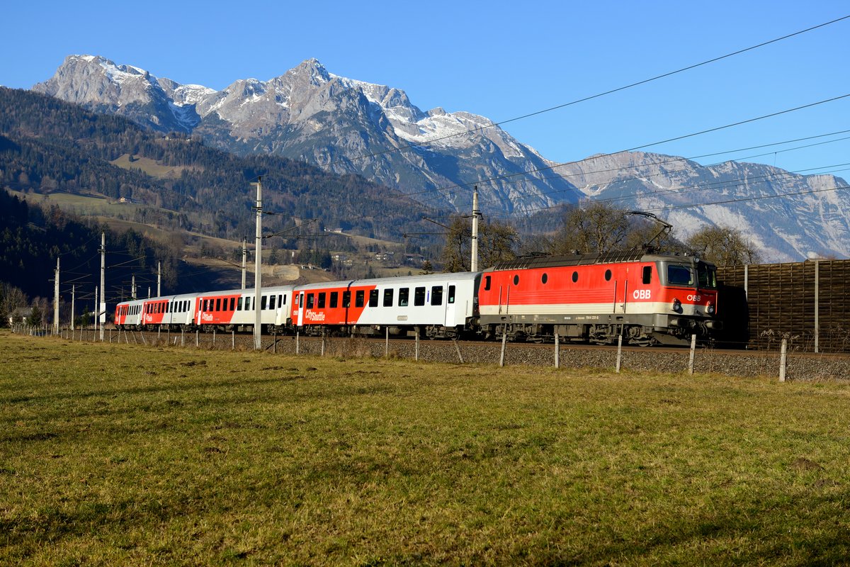 Bei Pfarrwerfen konnte am 24. Dezember 2015 der REX 1507 auf seiner Fahrt nach Salzburg HBF vor der beeindruckenden Kulisse des Hagengebirges fotografiert werden. Es schiebt 1144.231.