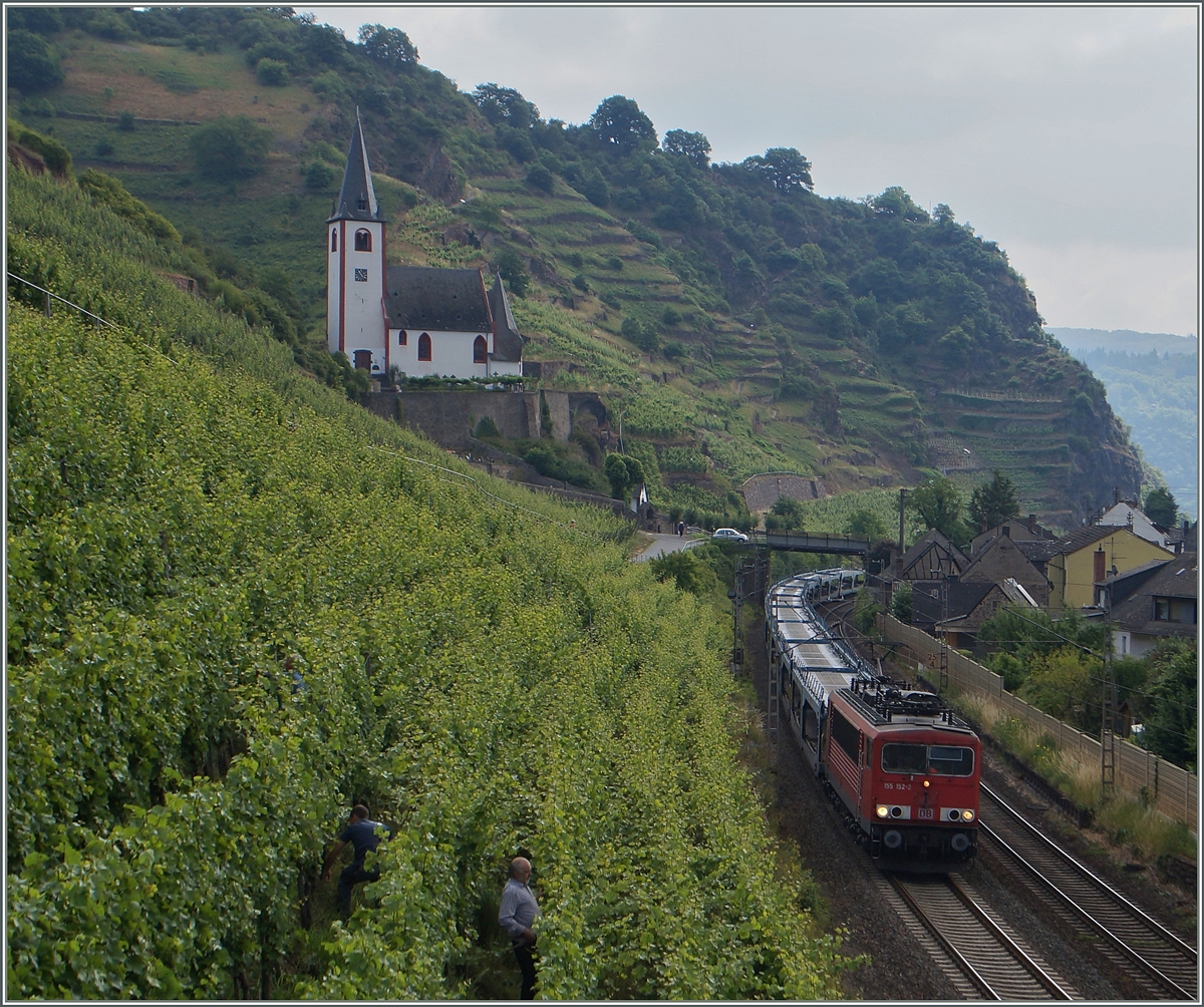 Bei sanftem Gegenlicht konnte ich in Hatzenport die 155 152-2 mit einem Güterzug fotografieren.
21. Juni 2014