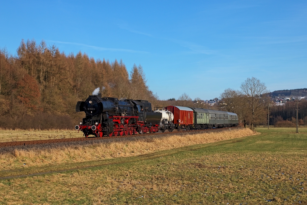 Bei Schöneberg warteten am 7.2.2015 viele Fotografen der Sonderzug der Eisenbahnfreunde Treysa mit der 52 1360 ab