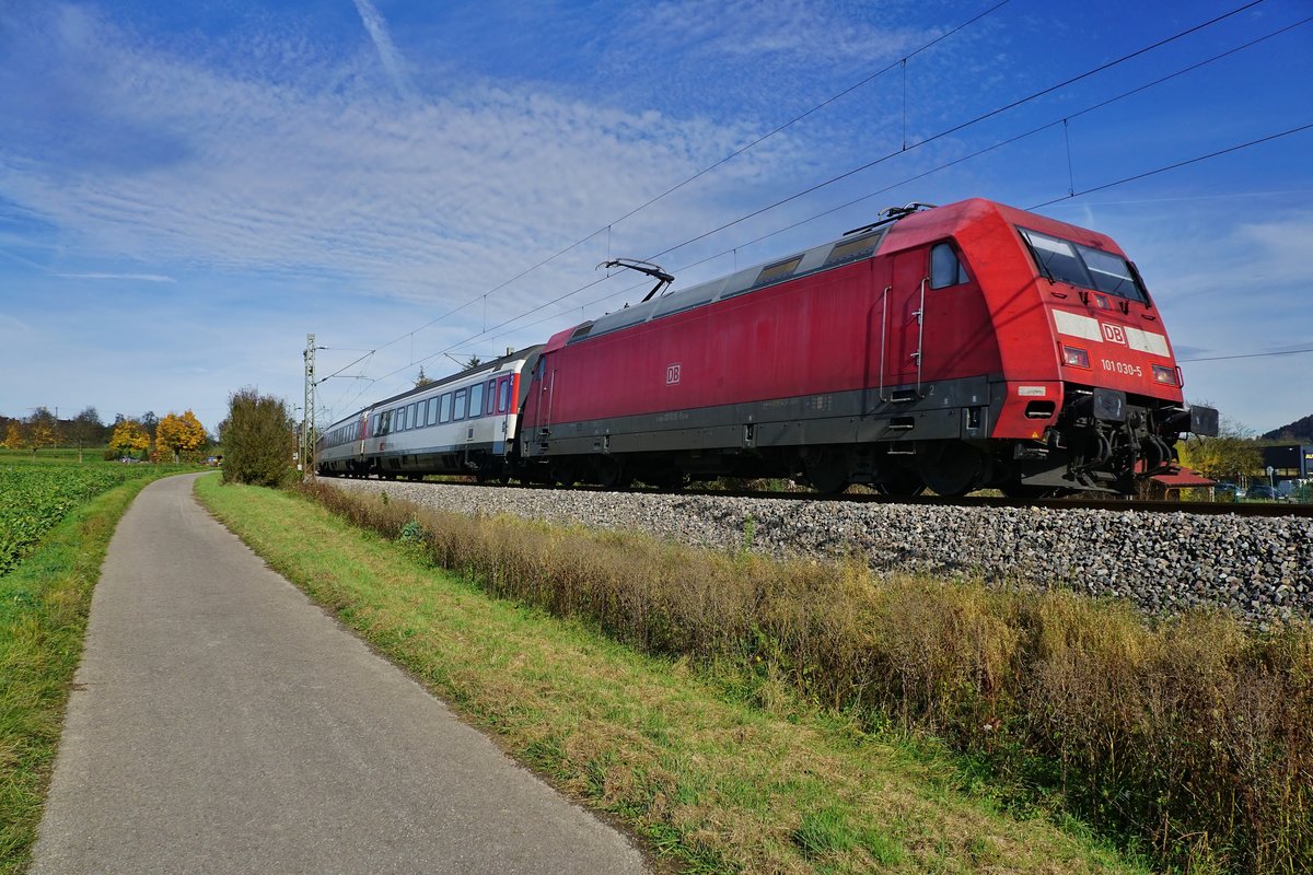 Bei schönstem Herbstwetter ist 101 035 mit dem IC Stuttgart-Zürich am Haken auf der Gäubahn kurz vor Herrenberg unterwegs.
Aufnahme 25.10.2017
