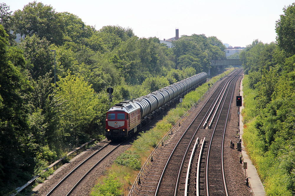 Bei schwierigen Lichtverhältnissen wurde 232 673 der LEG auf dem Berliner Innenring abgelichtet.
Die Aufnahme entstand unweit der S-Bahn-Station Hermannstraße.
Aufnahmedatum: 24.06.2016
