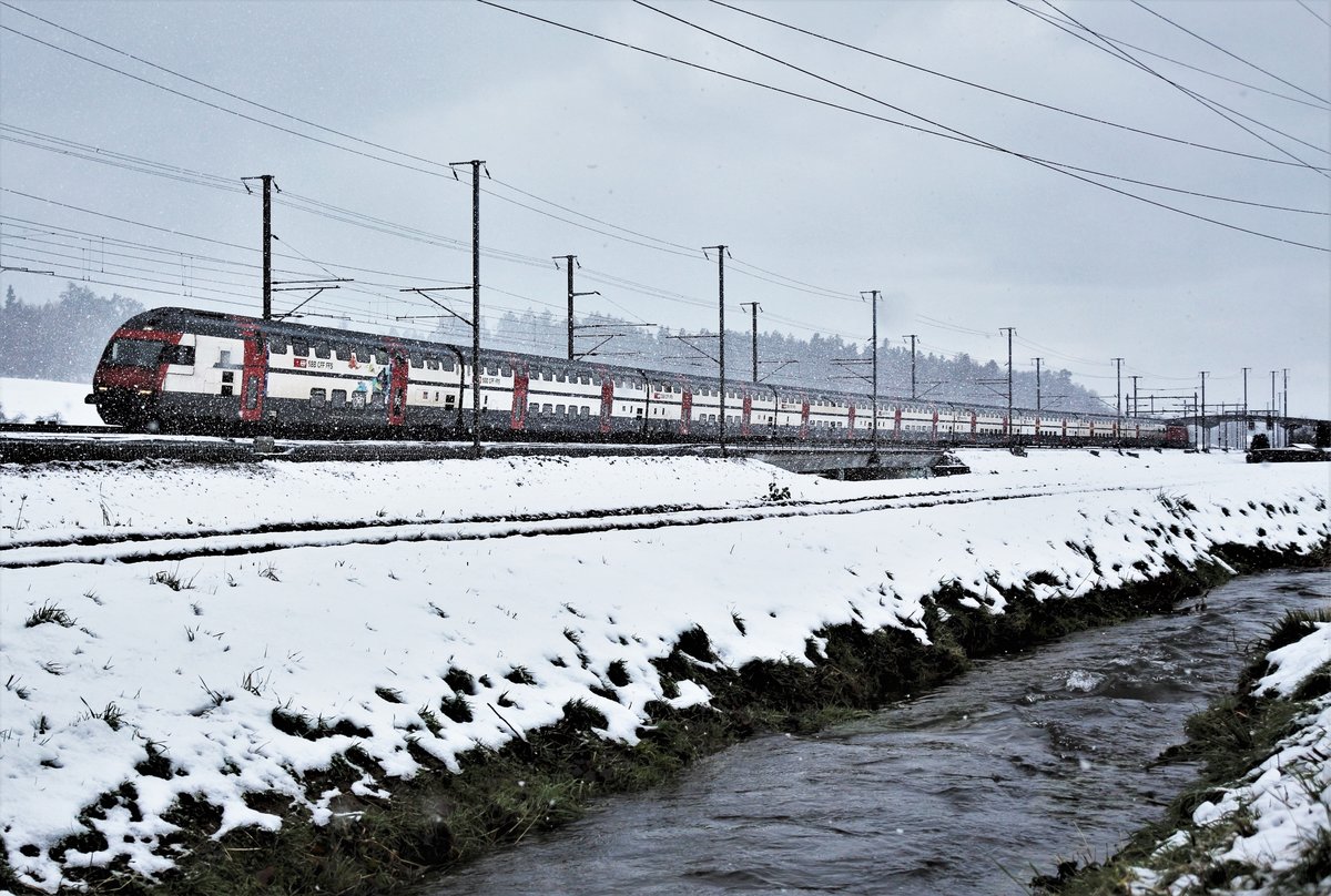 Bei starkem Scheefall fährt der IC 8 von Brig nach Romanshorn bei Bassersdorf in Richtung Winterthur HB. Aufnahme vom 17. Dezember 2017