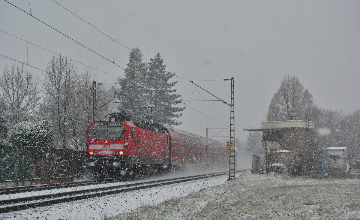 Bei starkem Schneefall zieht 143 568-4 die RB27 durch Grevenbroich Richtung Köln. Soeben hat sie das alte Stellwerk Ef Erftwerk passiert.

Grevenbroich 30.01.2019