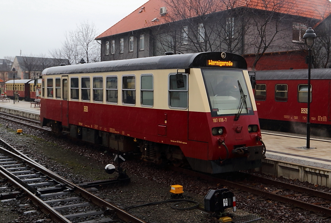 Bei strömendem Regen präsentiert sich Triebwagen 187 018 am 05.02.2016 im Bahnhof Wernigerode.
