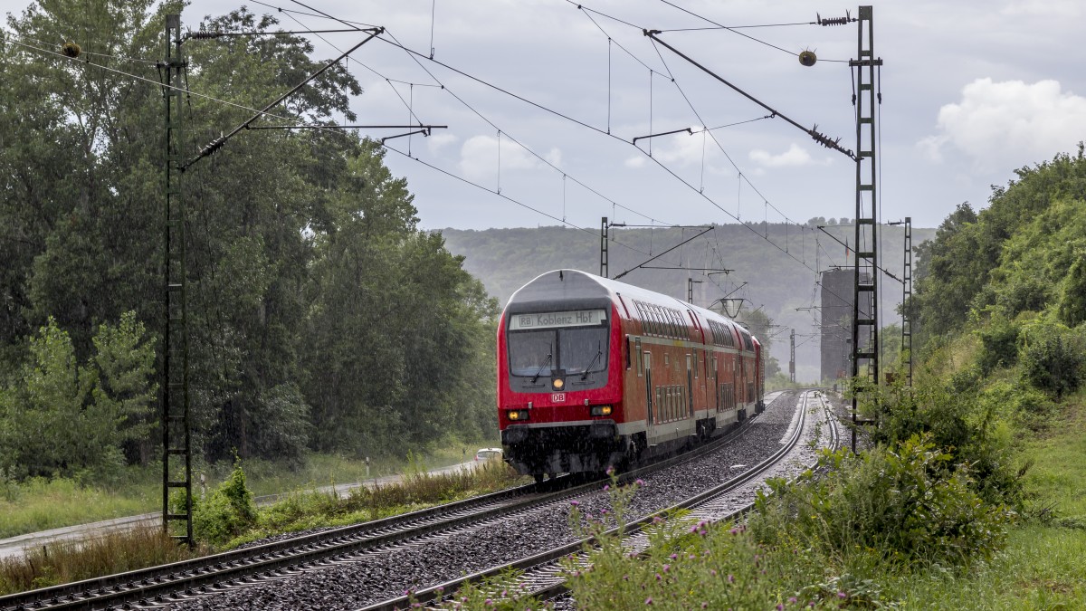 Bei strömendem Regen ist eine Regionalbahn auf der rechten Rheinseite unterwegs nach Koblenz Hauptbahnhof. (30.07.2013, 16:02 Uhr *neue Version*)