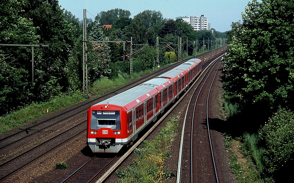 Bei Thesdorf ist ein aus zwei 474.3 gebildeter Zug der S 3 von Pinneberg nach Neugraben Ende Mai 2011 unterwegs. Für den Oberleitungsbetrieb zwischen Neugraben und Stade haben die 474.3 Stromabnehmer erhalten, diese sind allerdings gut getarnt.