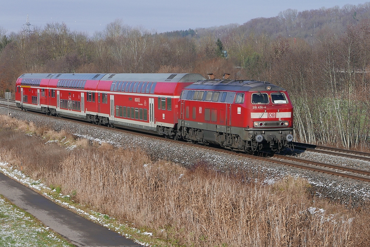 Bei Ummendorf fährt 218 436-4 mit den Wagen des IRE 4215, Stuttgart - Lindau, Richtung Süden (05.12.2017).