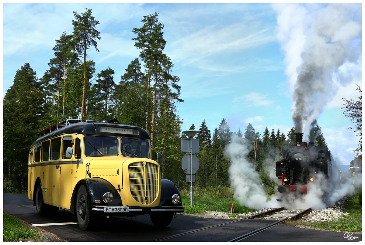 Bei der Veranstaltung  Nostalgie Total  begegneten sich auch dieser Postbus und die beiden NBiK Dampfloks 88.103 & 93.1332. 
Ferlach 1.9.2013