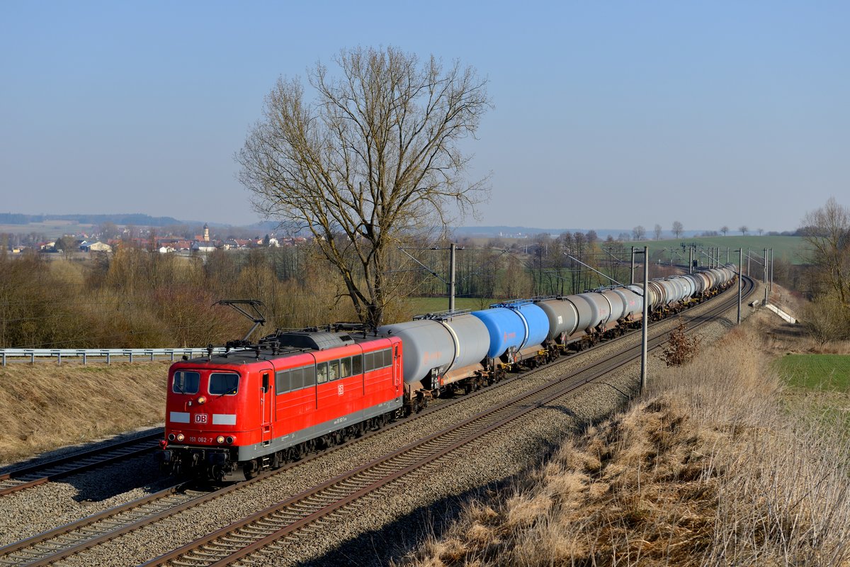 Bei Vierkirchen im Dachauer Hinterland konnte am 19. März 2015 die bestens gepflegte 151 062 mit einem Kesselwagen-Ganzzug in Richtung München fotografiert werden. Im linken Bildhintergrund erkennt man die Ortschaft Asbach.
