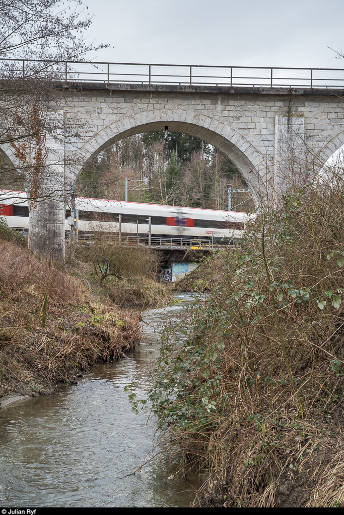 Bei Wanzwil zweigt die Ausbaustrecke nach Solothurn von der NBS Olten - Bern ab. Die eingleisige Strecke verläuft zu einem grossen Teil auf dem Trasse der 1992 stillgelegten Bahnstrecke Herzogenbuchsee - Solothurn. <br>
Die alte Önzbrücke der sogenannten  Buchsibahn  bildet am 9. Februar 2019 den Vordergrund für den im Hintergrund gerade die Weiche von der ABS in die NBS befahrenden ICN auf der Linie IC 5 Genève Aéroport - Zürich. 