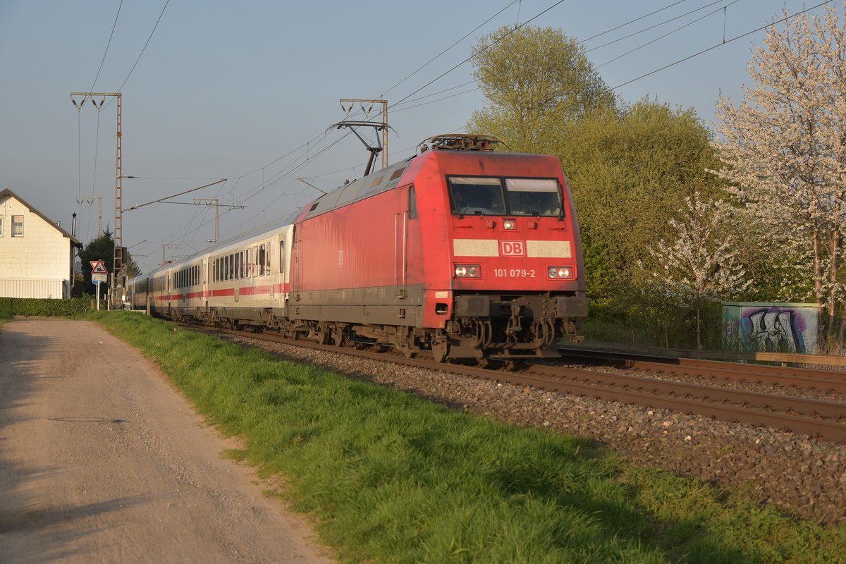 Bei Wickrath ist der IC 2223 gezogen von 101 079-2 am Abend des 3.4.2017