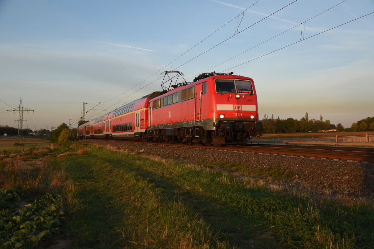 Bei Wicktrathhahn ist die 111 125 mit einem RE4 am Abend des 17.9.2018 gen Aachen unterwegs.