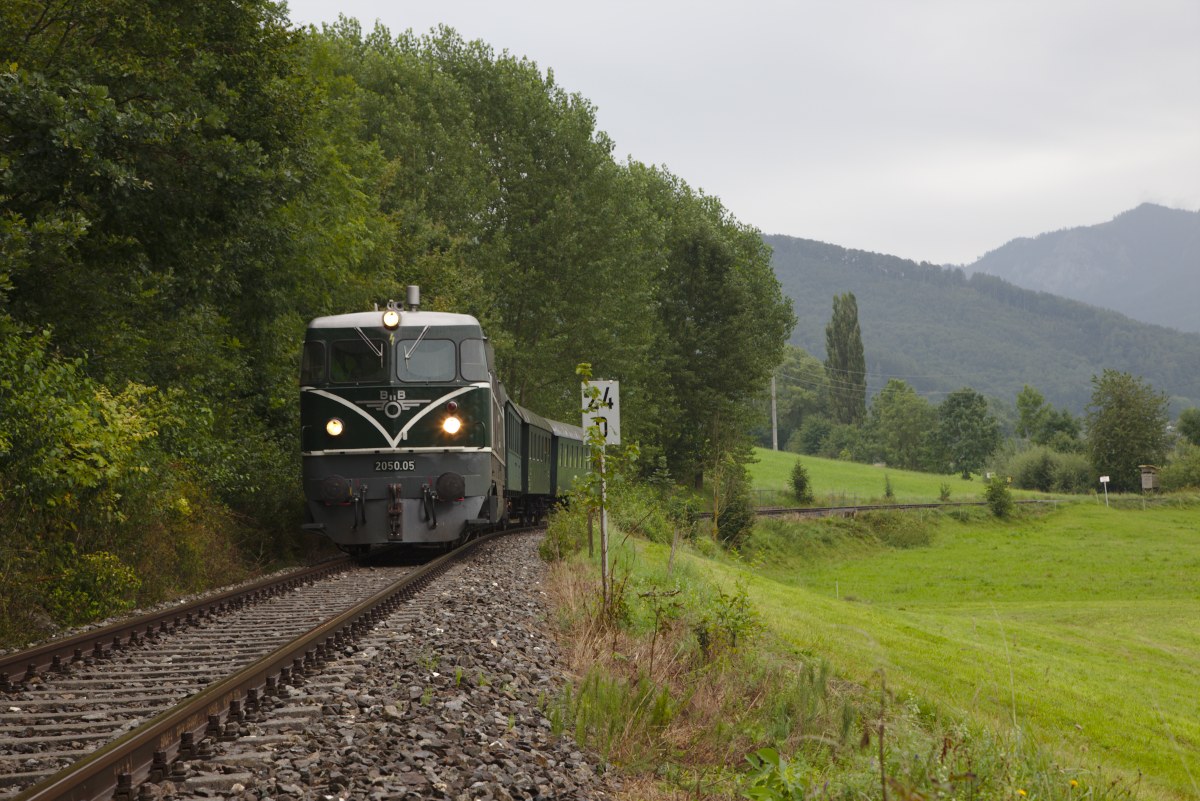 Bei ziemlich feuchtem Wetter ist die 2050.05 der ÖGEG von Gmunden Engelhof nach Laakirchen unterwegs. (23.08.2014)