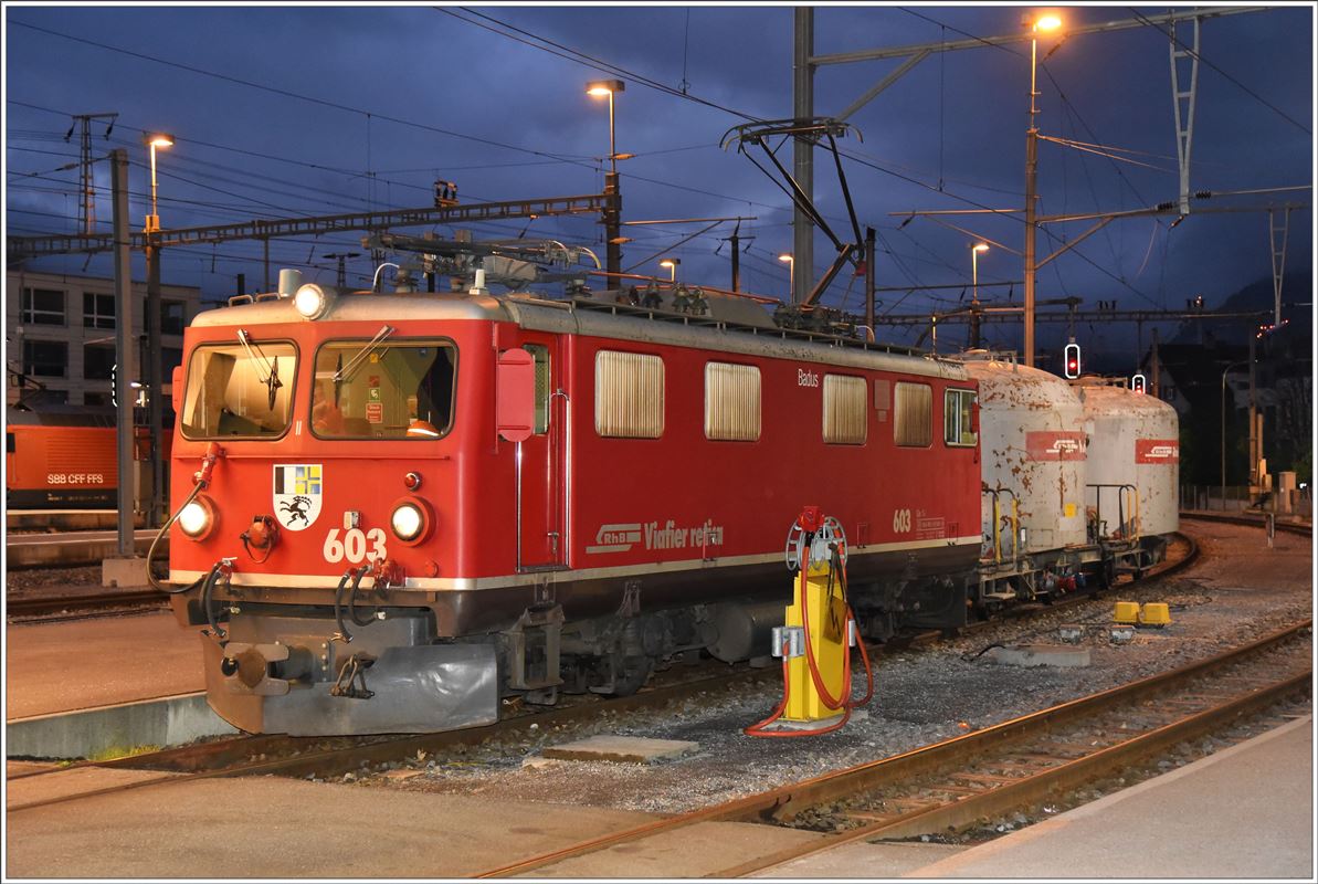 Beide Fahrzeuge sind vom Aussterben bedroht und jetzt wurden sie sogar nachtaktiv. Güterzug mit Ge 4/4 I 603   Badus  mit zwei Mohrenköpfen in Chur. (08.05.2017)