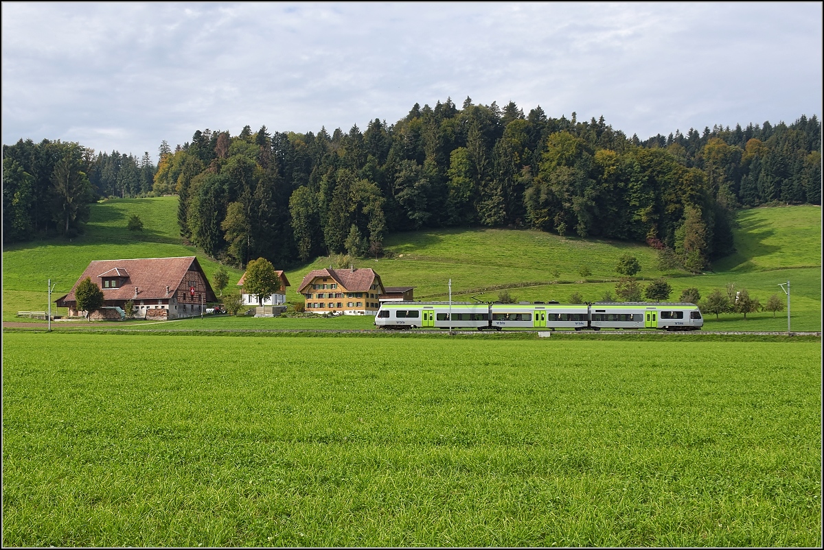 Beifang vom Huttwiler Dampffest. Eine nicht identifizierte Nina der BLS am Ortsausgang Willisau. Frisch gegossenes giftgrnes Gras und seltsames Licht sollten die Begleiter des Tages werden. Oktober 2018.