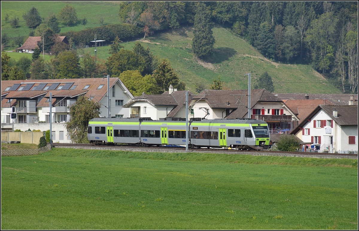 Beifang vom Huttwiler Dampffest. Nina 525 002 der BLS am Ortsausgang Gettnau. Oktober 2018.