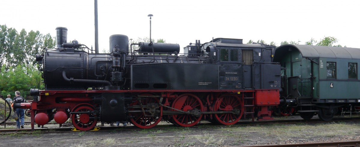 Beim 12. Berliner Eisenbahnfest im ehemaligen Bw Berlin-Schöneweide wurde auch die preußische T12 74 1230 ausgestellt.