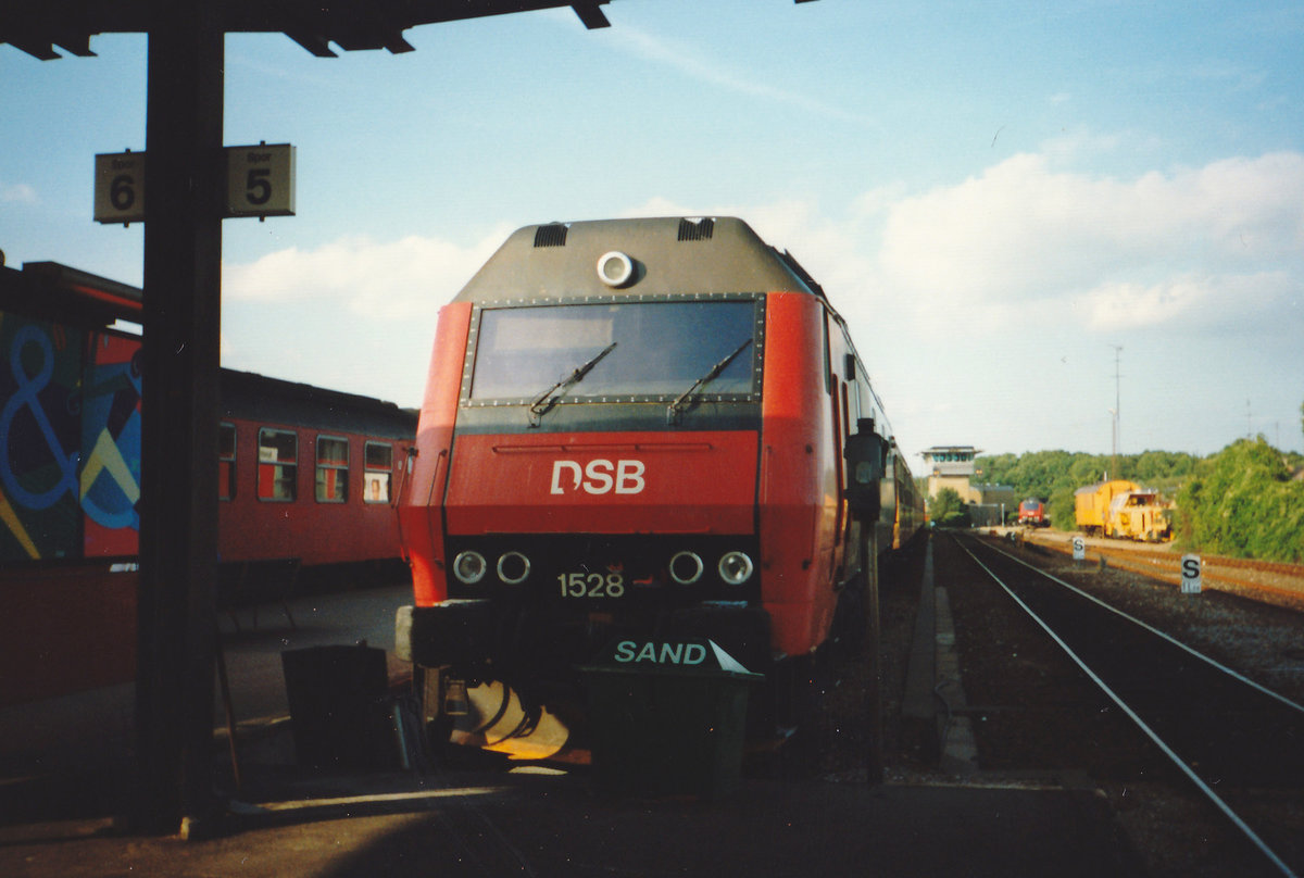 Beim durchstöbern alter Fotos habe diese DSB ME 1528 gefunden, Gedser/Nykøbing von 1994. Digitalisiertes Kleinbildfoto.
