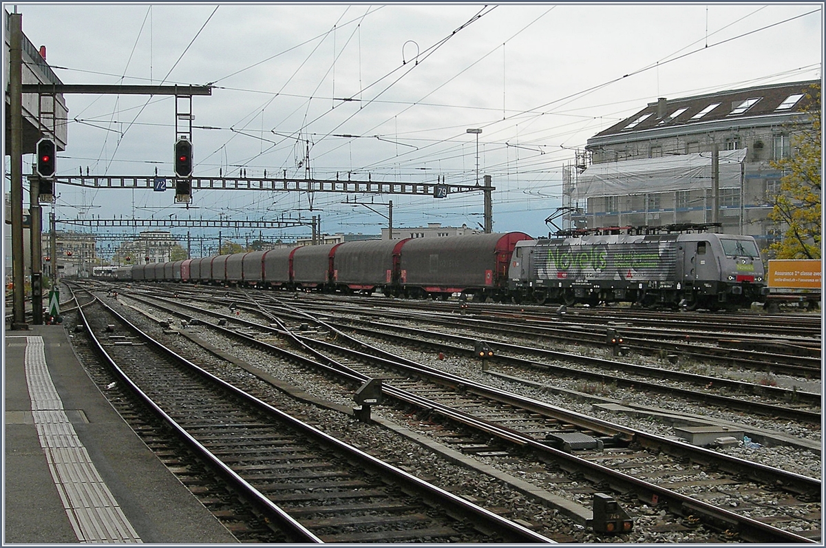 Beim Fotografieren des SBB Twindexx fuhr zu meiner Freude die 189 994-7  Sierre  mit ihrem  der Novelis Güterzug Sierre - Göttigen durch den Bahnhof von Lausanne. Trotz schlechter Karten (Standpunkt/kleine Knipse) wagte ich ein Bild.
10. Nov. 2017