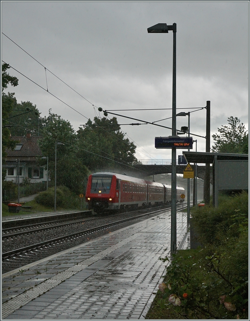 Beim Testen der Wetterfestigkeit der  Normwartehäuschen  der DB in Bietingen hatten wir auch Zeit, das eine oder andere Bild zu machen: Hier fahren zwei VT 611 mit recht hoher Geschwindigkeit Richtung Schaffhausen.
17. Juni 2016