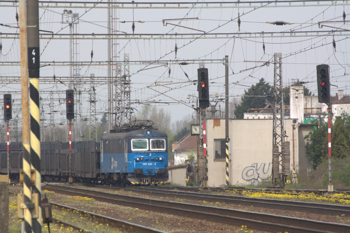 Beim Warten auf den Dampfzug kam in Neratovice diese schicke 122 029-2 mit Autozug vorbei, 25.04.2015, 12:09 Uhr