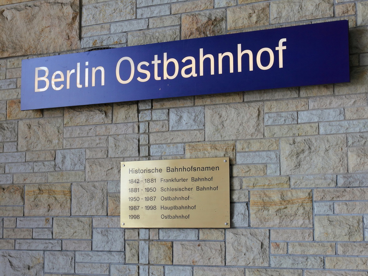 Beim Warten auf dem Bahnhof lernt man am 28. April 2017 die wechselnden Namen des heutigen Ostbahnhof in Berlin.