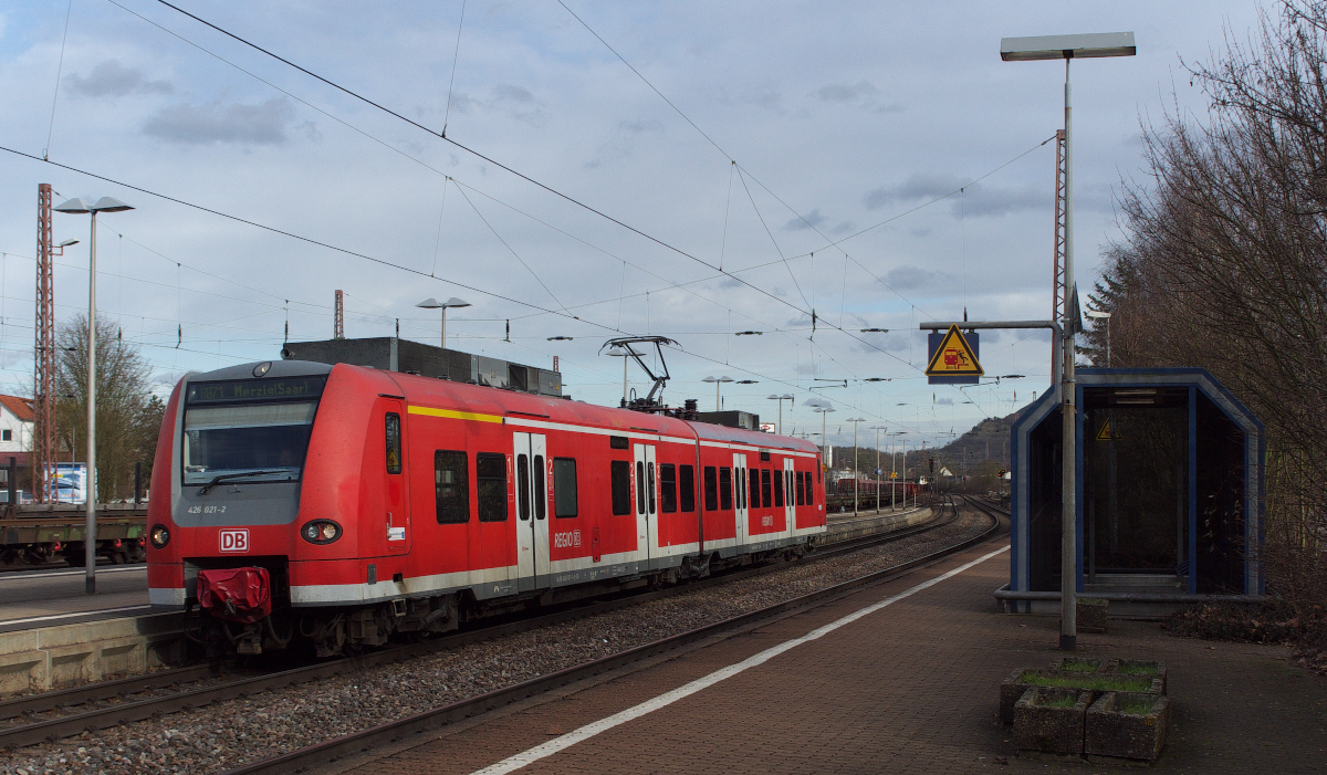 Beim Warten auf  meinen  Zug nach Luisenthal konnte ich noch den Gegenzug die RB nach Merzig ablichten. 426 021 hat Einfahrt in den Hauptbahnhof von Saarlouis.
03.03.2015  Bahnstrecke 3230 Saarbrücken - Karthaus.