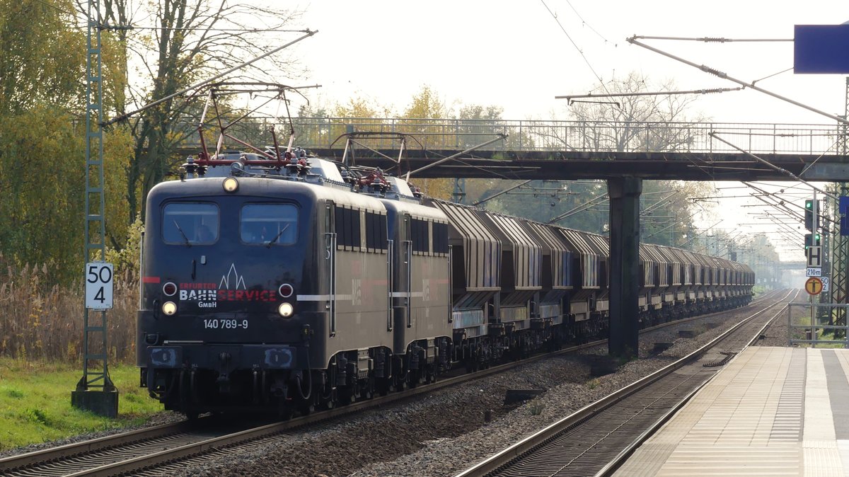 Beim Warten auf die S-Bahn fuhren mir zufällig diese 2 EBS-140er vor die Nase. Aufgenommen in Groß-Gerau Dornberg am 31.10.2017 11:14