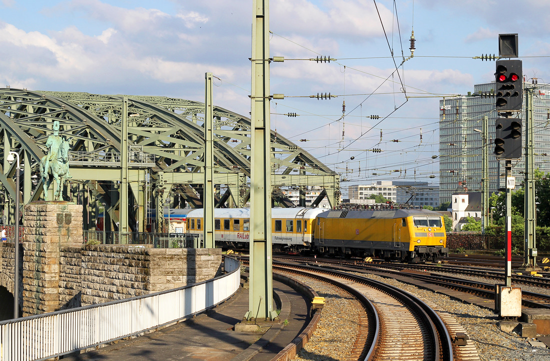 Beim Warten auf die S-Bahn gelang mir zufälligerweise dieser Schnappschuss.
120 160 erreicht mit einem Messzug, von der Hohenzollernbrücke kommend, den Kölner Hauptbahnhof.
Aufnahmedatum: 30. Mai 2017