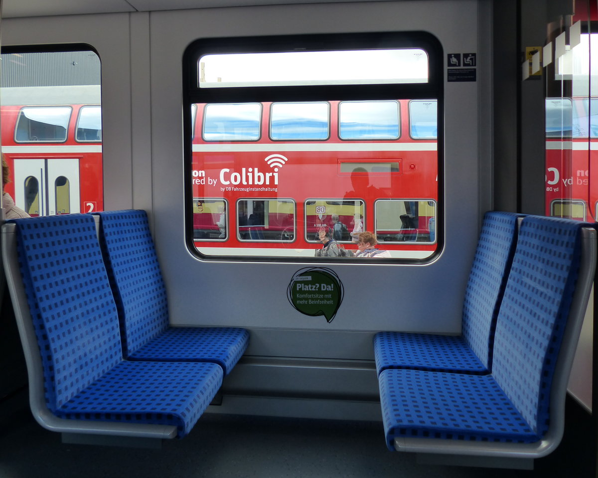 Beinfreiheit in der Berliner S-Bahn - tatsächlich sind die Sitze wohl etwas weiter auseinander als bei der bisher letzten Baureihe 481. Auf eine individuelle Sitzgestaltung, wie bisher bei der Berliner S-Bahn üblich, verzichtet man nun und setzt auf  altbewährte DB-Regio-Farben. Altbewährt im wahrsten Sinne des Wortes, die blauen Sitze wurden im Regionalverkehr etwa 1997 eingeführt. 22.9.2018, Berlin Innotrans