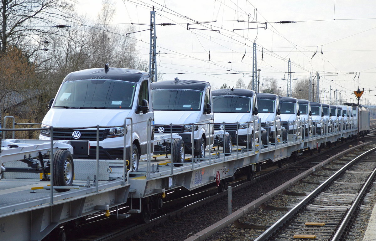 Belgische Flachwageneinheiten der Fa. BLG AUTORAIL für Fahrzeug-Transporte der Wagengattung Laadgrs beladen mit fabrikneuen VW Crafter Transportern aus polnischer Produktion gezogen von 186 436-2 (für HSL tätig) am 21.02.18 Berlin-Hirschgarten.