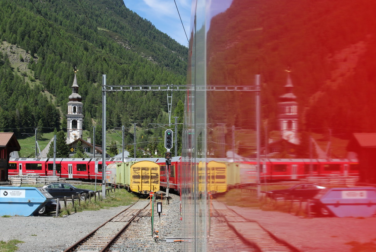 Benutzt man direkt das erste Fenster im Fotoabteil des neuen Albula-Gliederzuges, ergeben sich interessante Spiegelungen. Hier durchfährt der RE1152 (St.Moritz - Chur) den Bahnhof von Bever.

Bever, 13. Juni 2017