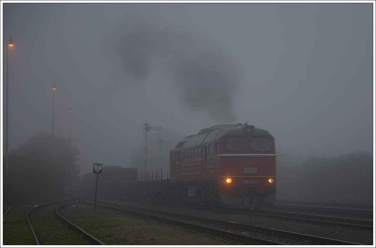 Bereits in den frühen Morgenstunden war am 21.10.2017 Sergej mit einem Fotogüterzug unterwegs. Hier bei der Einfahrt in Slavkov u Brna und mit der  neuen  Nummer 781 529-3 an der Lokfront. 
