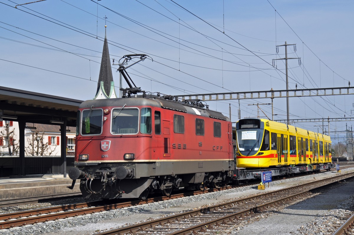 Bereits der zweite Tango der zweiten Serie, mit der Betriebsnummer 172, wird mit der Re 4/4 II 11295 nach Basel gefahren. Auf dieser Aufnahme befindet sich die Komposition am Bahnhof Kaiseraugst, wo ein kleiner Halt gemacht wird. Die Aufnahme stammt vom 24.03.2015.