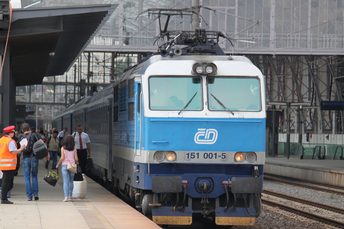 Bereitstellung von Ex 143 nach Zilina am 22.08.2016 in Prag Hauptbahnhof. Zuglok ist 151 001.