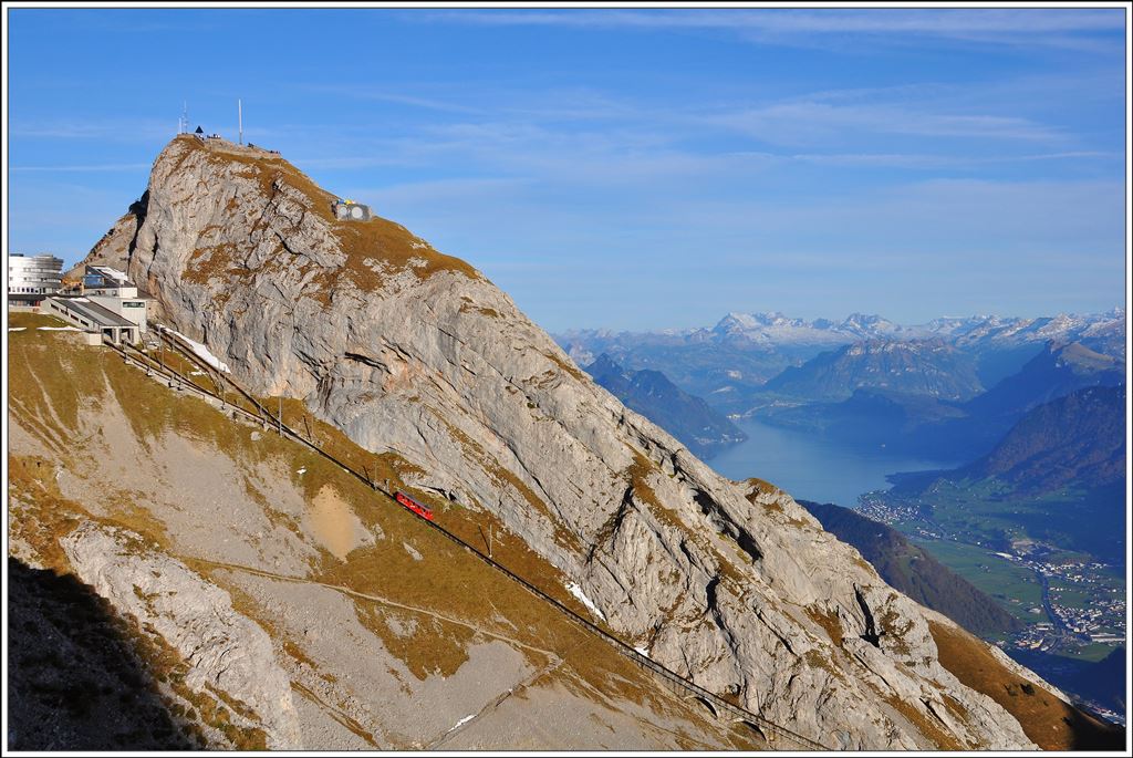 Bergstation Pilatus Kulm mit Esel 2118m, Vierwaldstätter- und Alpnachersee und ganz im Hintergrund der Alpstein mit Säntis, sowie die Glarner Alpen. (02.11.2014)