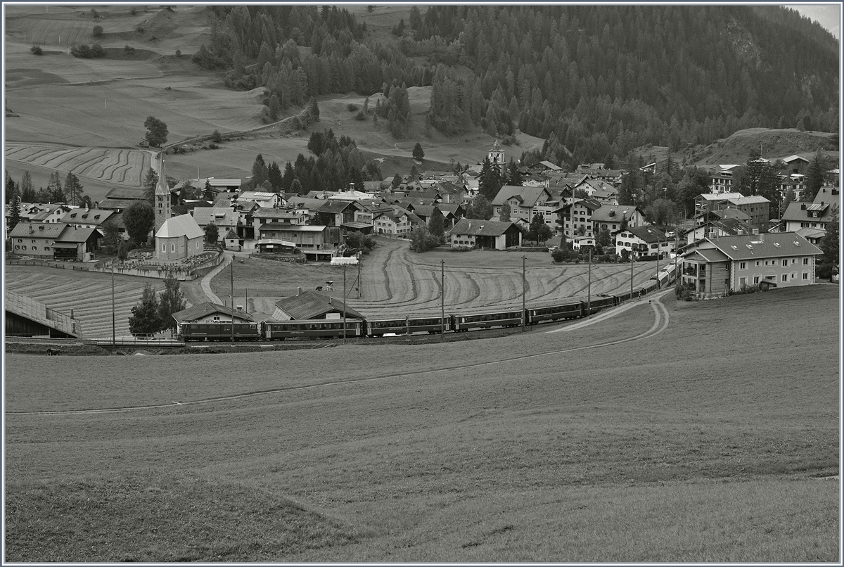 Bergün / Bravuogn - das  Bahndorf  am Albula, passend mit der RhB Ge 6/6 II 707 mit ihrem Albula Schnellzug Zermatt/Chur - St-Moritz 1149/GEX902.
14. Sept.- 2016  