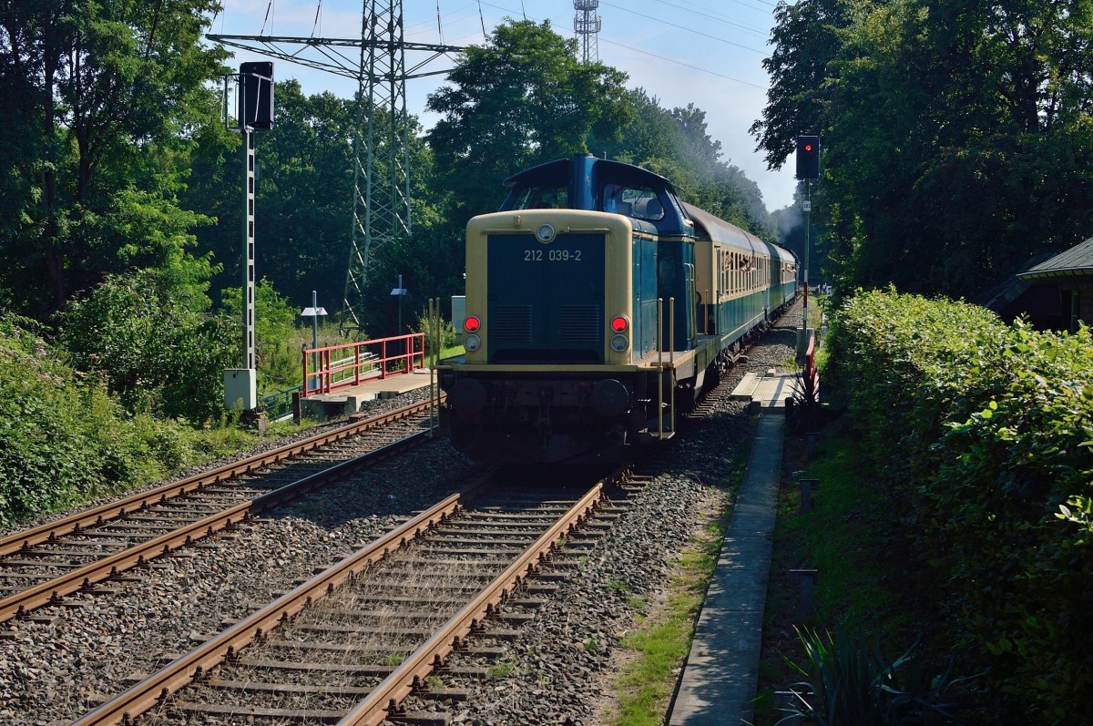 Bergwärts leistet die Railflex 212 039 hier nun Nachschub für die alte Preussin, denn es geht selbst auf der ehemaligen Strecke der Rheinischen Eisenbahn recht steil nach Mettmann Stadtwald hinauf.....Erkrath Nord den 22.8.2015