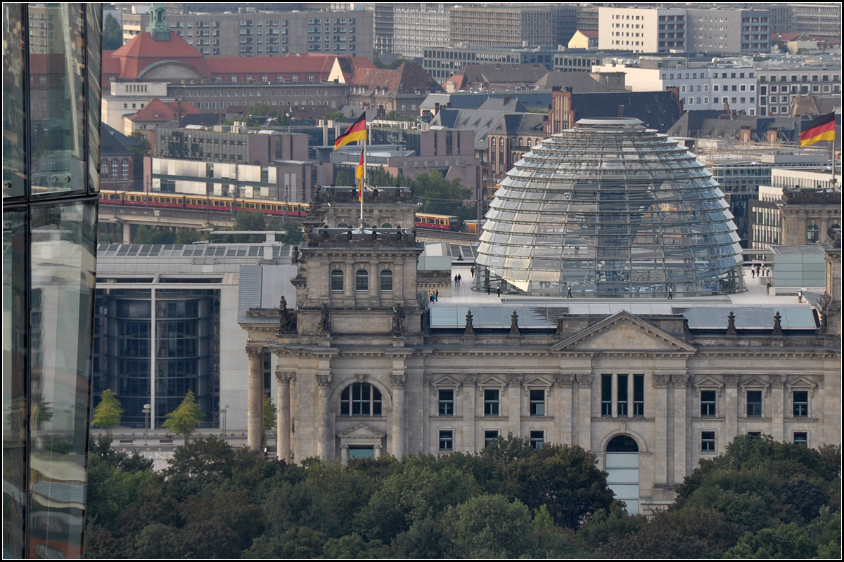 Berlin -

... mit S-Bahn und Reichstag.

18.08.2011 (J)