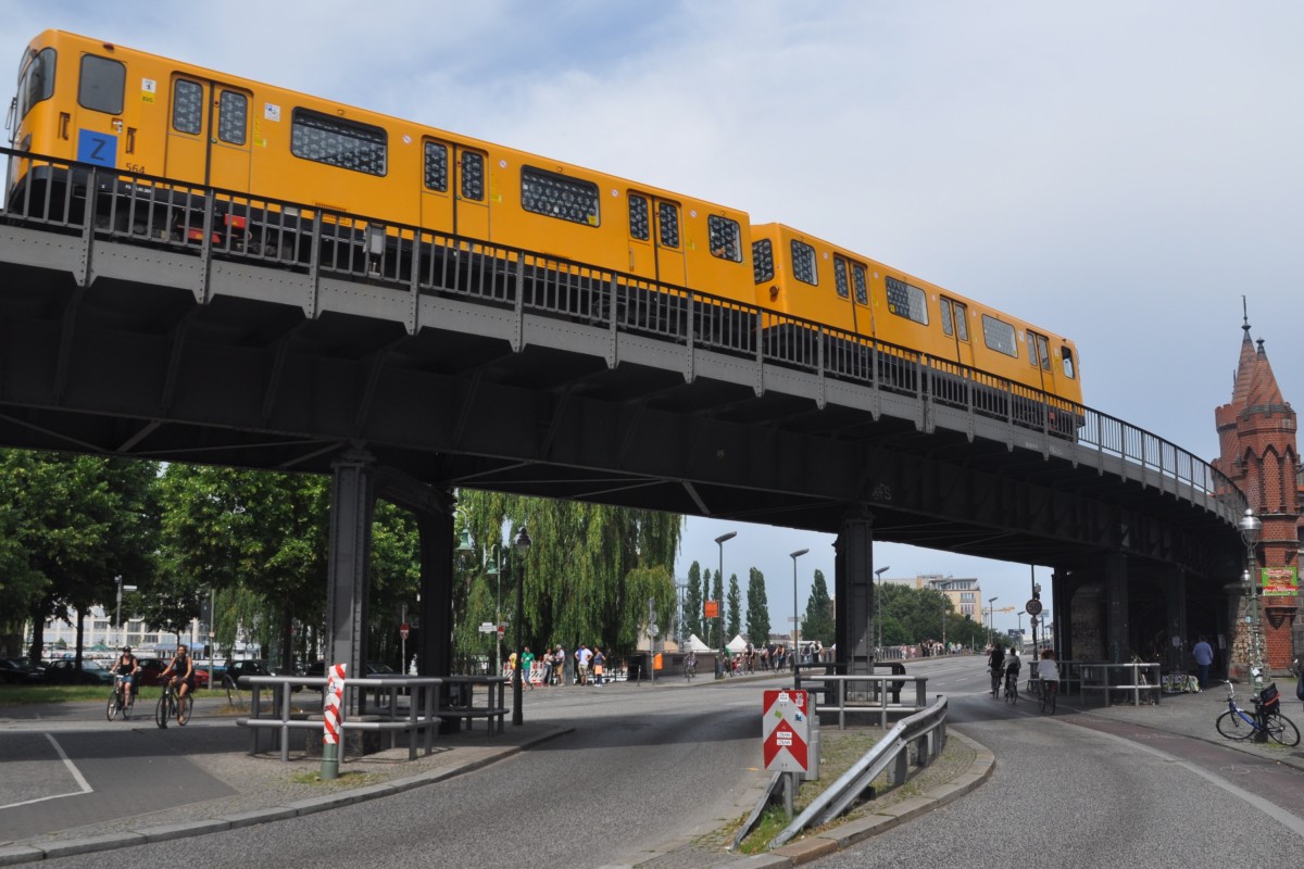 BERLIN, 05.07.2014, U1 bei der Anfahrt auf die Oberbaumbrücke und den dahinterliegenden U-Bahnhof Warschauer Straße