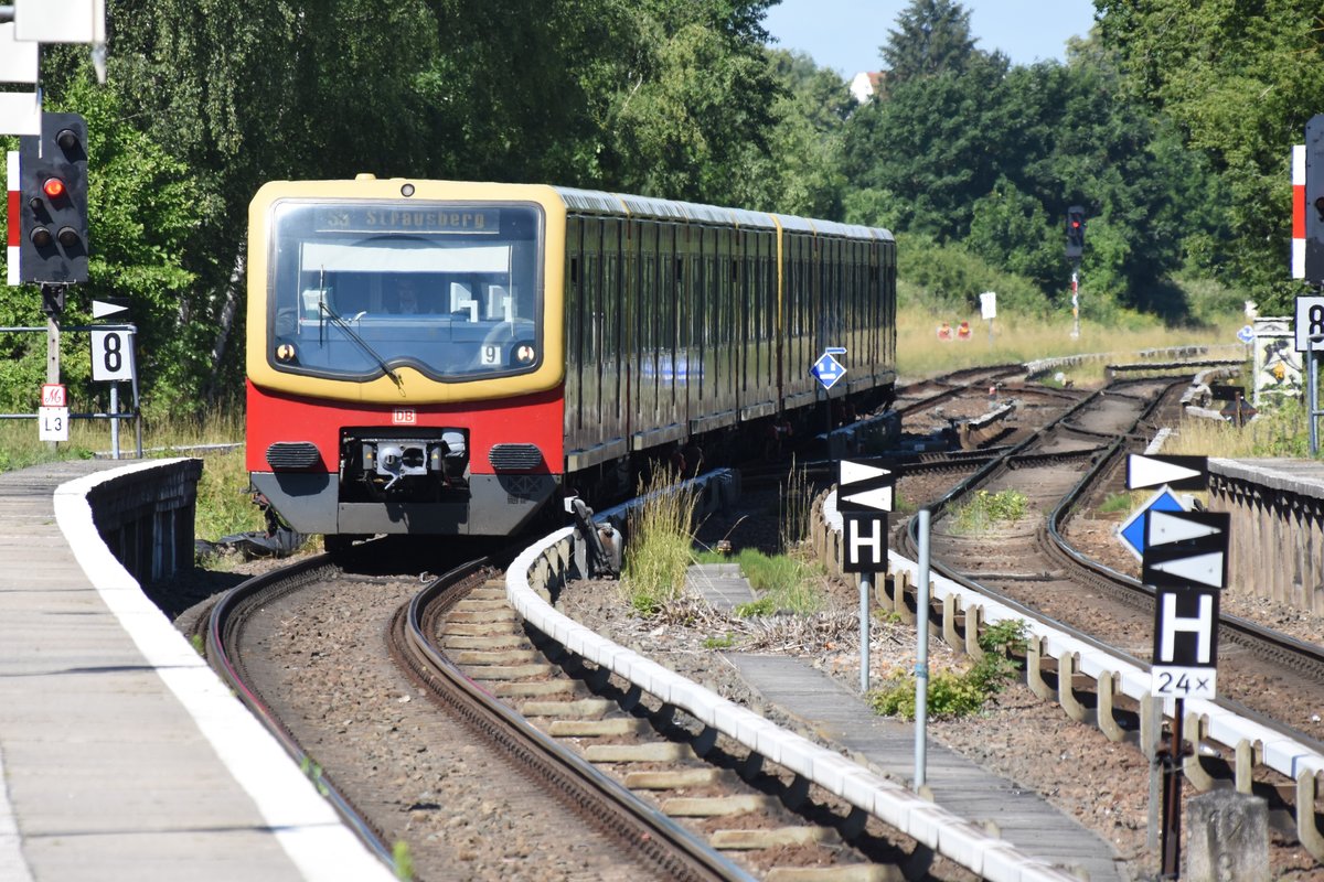 BERLIN, 21.06.2017, S5 nach Strausberg bei der Einfahrt in den S-Bahnhof Mahlsdorf